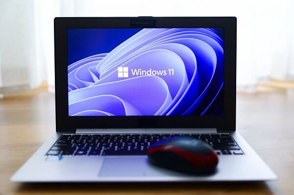 windows 11 logo in laptop